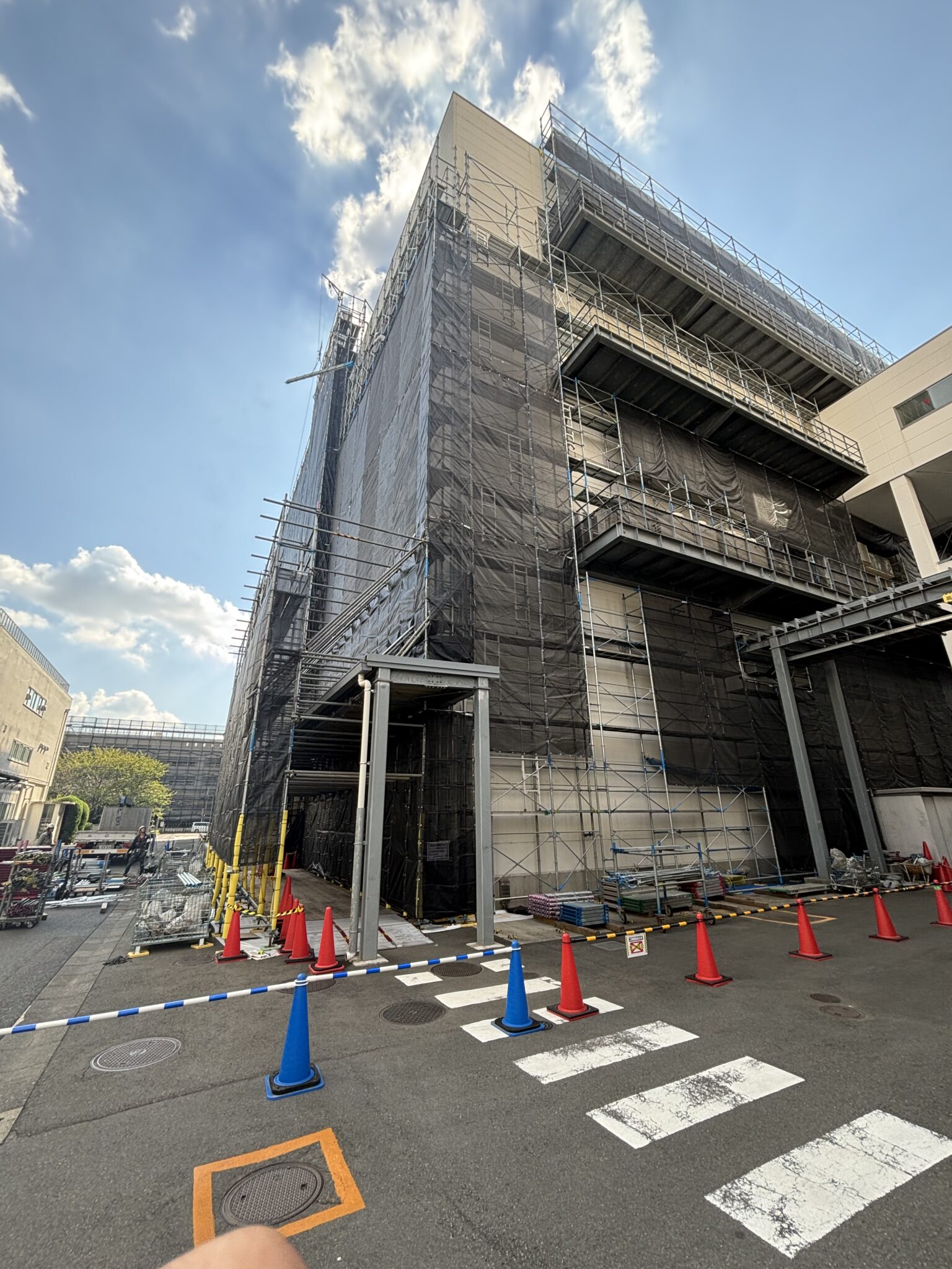 神奈川県　川崎市　Iqシステム足場　組立中！
