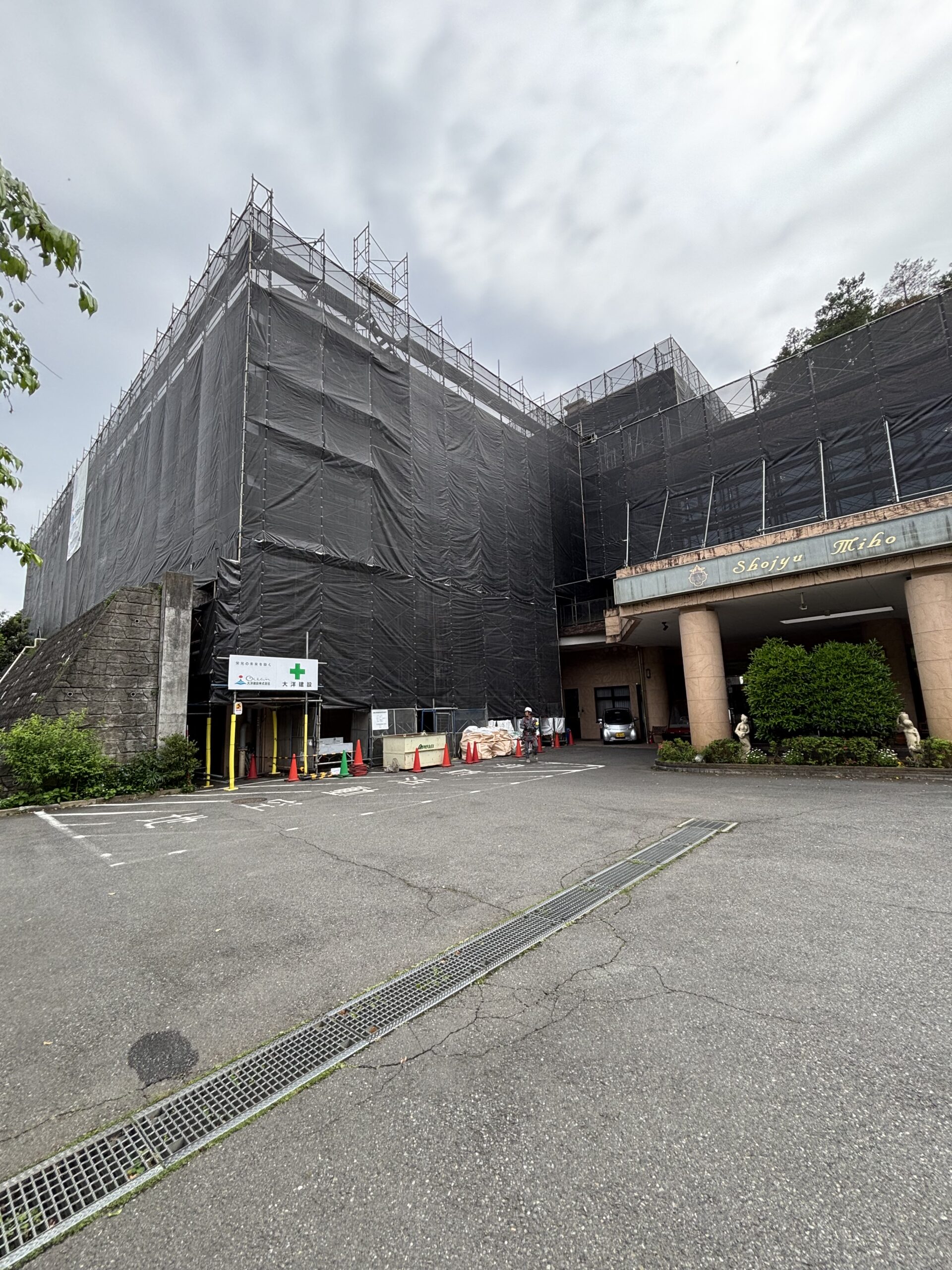 横浜市旭区　枠組み足場組立中です！